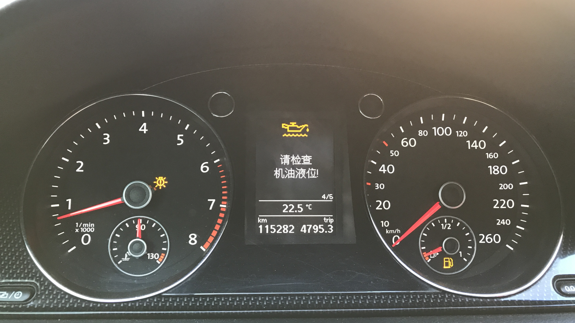 发动机机油灯亮还能继续行驶吗?